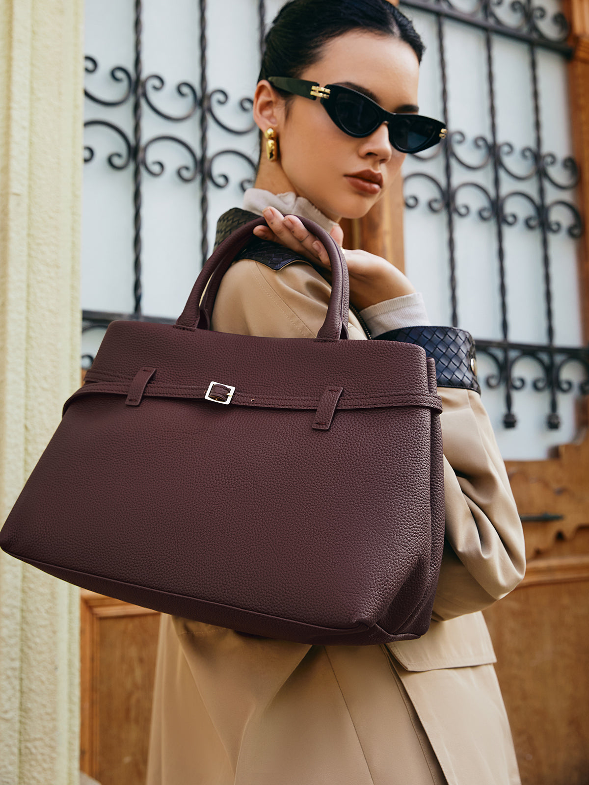 Bolsa com alça superior com cinto de couro genuíno