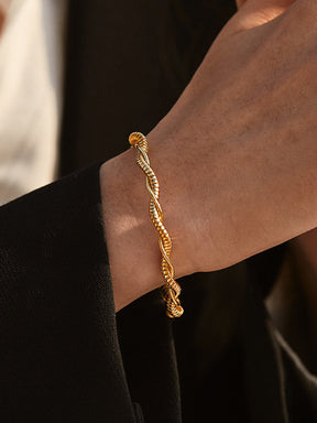 Pulseira aberta torcida minimalista