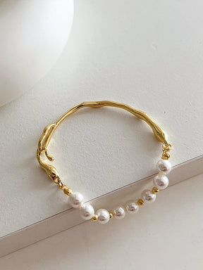 Pulseira de pérolas metálicas irregulares